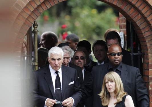 Familia de Winehouse la despide en funeral Londres