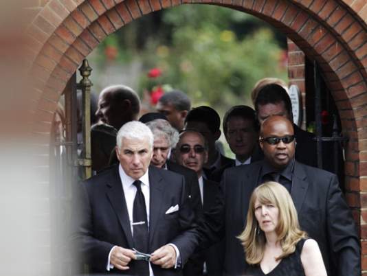 Familia de Winehouse la despide en funeral Londres