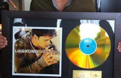 Luis Fonsi es premiado con Disco de Oro en Venezuela