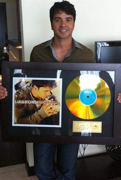 Luis Fonsi es premiado con Disco de Oro en Venezuela
