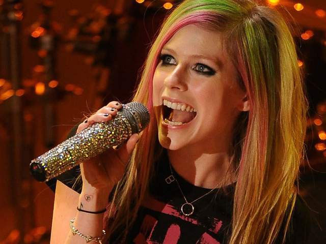 Avril Lavigne agradece a fans por muestras de cariño