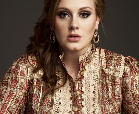 Adele confiesa que escribe sus canciones con un par de copas de más