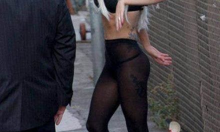 Lady Gaga aparece en tanga en el show de Jimmy Kimmel