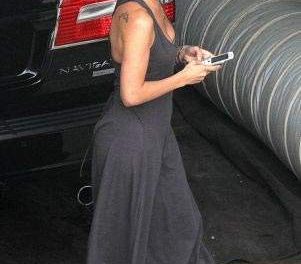Jennifer Lopez se tatúa un delfín en su hombro derecho