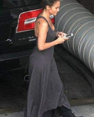 Jennifer Lopez se tatúa un delfín en su hombro derecho
