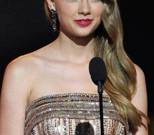 Taylor Swift presenta el video de ‘Sparks Fly’