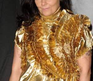 Björk promociona su nuevo sencillo »Virus»