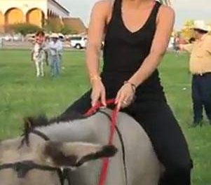 Shakira presume tercer lugar en carrera de burros en México