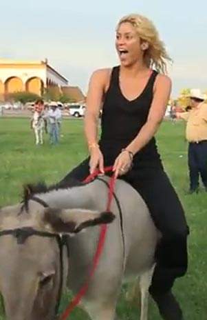Shakira presume tercer lugar en carrera de burros en México