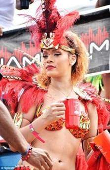 RIHANNA VISTE TÍPICO TRAJE DE SU PAÍS EN FESTIVAL DE BARBADOS (+Fotos)