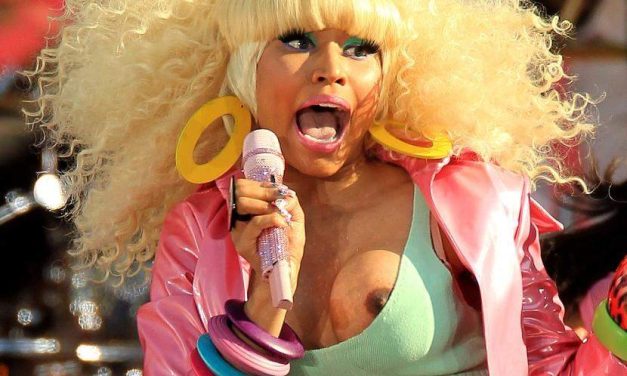 A Nicki Minaj se le salió uno de sus senos en el programa Good Morning America (+Fotos)
