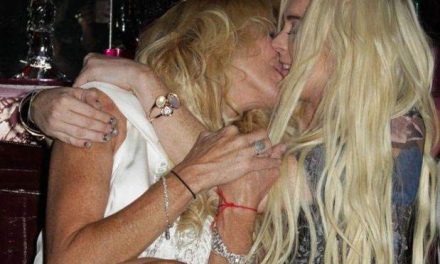Lindsay Lohan escandaliza por foto en la que besa en la boca a su madre