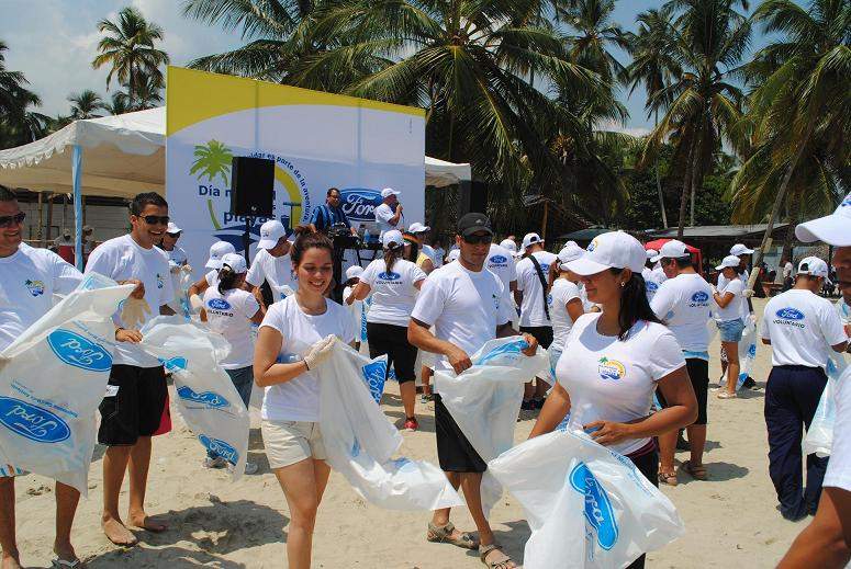 LA FAMILIA FORD HIZO SU APORTE EN EL DÍA MUNDIAL DE LAS PLAYAS