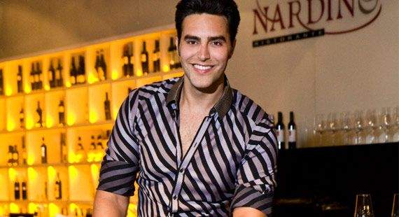 Entrevista a FRANCISCO LEON: »Quien diga que no ha muerto de amor, miente»