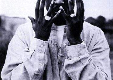 ¿Quién se fumó las cenizas de Tupac Shakur?… Su madre lo niega, su grupo lo hizo