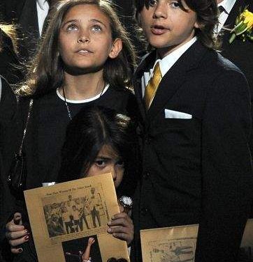 La madre y los hijos de Michael Jackson se repartirán 30 millones de dólares