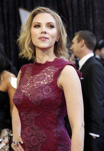 Scarlett Johansson se olvida de sus fotos en brazos de Bradley Cooper