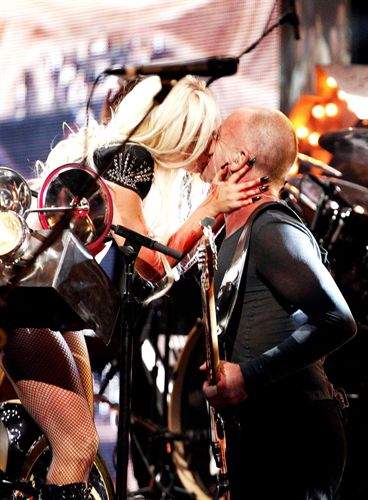 Lady Gaga celebra su regreso al escenario besándose con Sting (+Video)