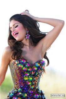 SELENA GOMEZ APRUEBA EL NOVIAZGO DE MILEY CYRUS