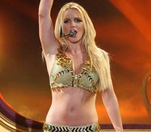 Britney Spears y su novio, prófugos en el video ‘Criminal’