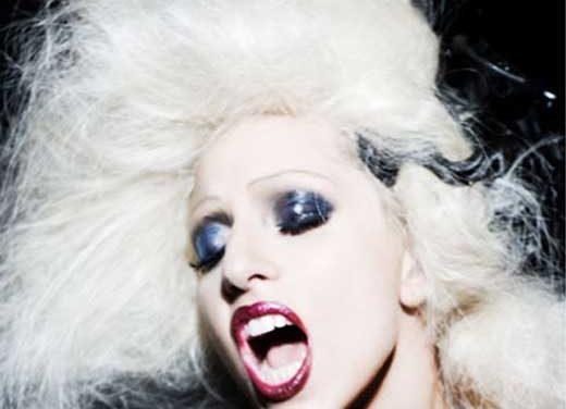 Lady Gaga practica sexo vampírico con su novio