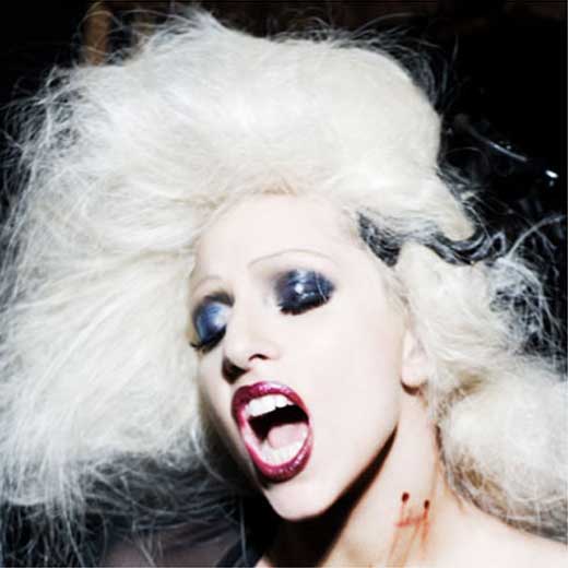 Lady Gaga practica sexo vampírico con su novio