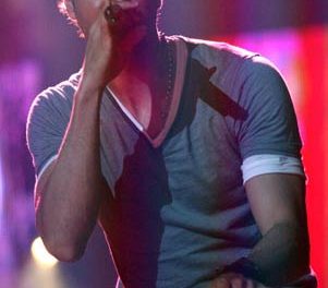 Fan hace llorar a Enrique Iglesias en pleno concierto en Chicago