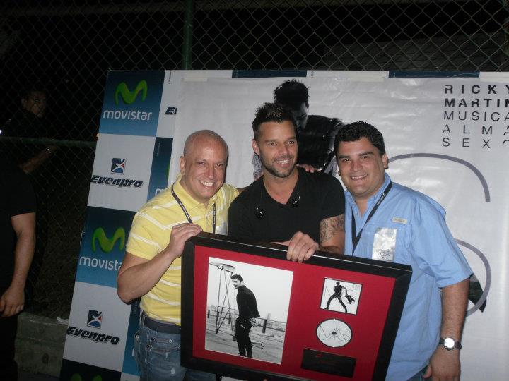 Ricky Martin recibió por parte de SONY MUSIC VENEZUELA »Disco de Platino» por las ventas de su CD