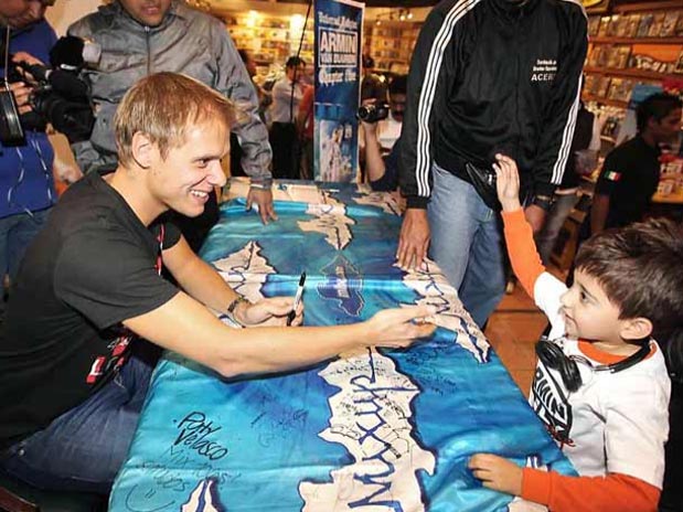 Armin Van Buuren mezcla firmas y sonrisas en México