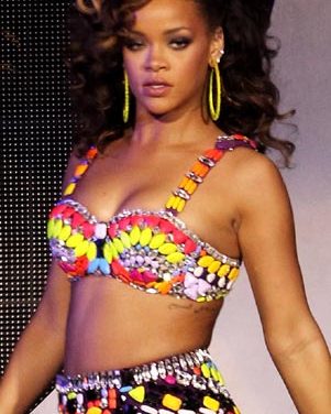 Rihanna imparte consejos sexuales en un pub de Londres