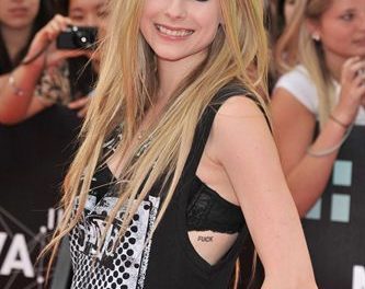 Avril Lavigne, atacada por cinco personas en un bar