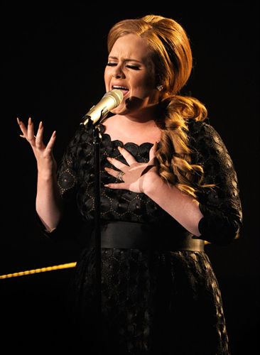 Adele supera con éxito la operación de cuerdas vocales… Se recuperará al 100%