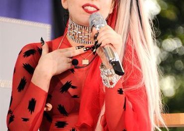 Lady Gaga rinde homenaje a un fan que se suicidó