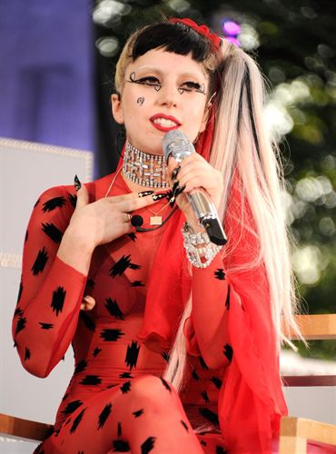 Lady Gaga rinde homenaje a un fan que se suicidó