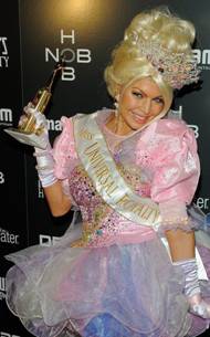 FERGIE SE VISTIÓ DE REINA EN HALLOWEEN