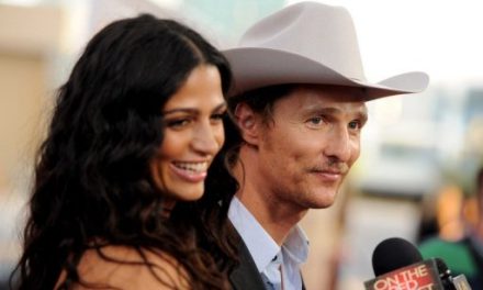 Actor Matthew McConaughey propone matrimonio a la brasileña Camila Alves