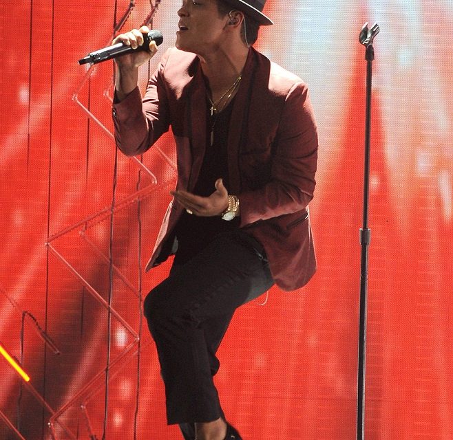 THE X FACTOR: Presenta a Kelly Clarkson y Bruno Mars (8 de diciembre)