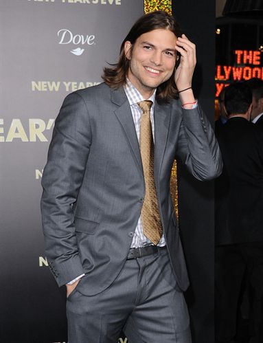 Ashton Kutcher sale con la doble de Demi Moore