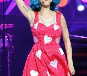 Katy Perry bromea en Twitter sobre rumores de su divorcio