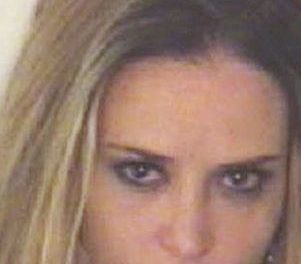 Arrestan a ex esposa de Charlie Sheen por posesión de droga