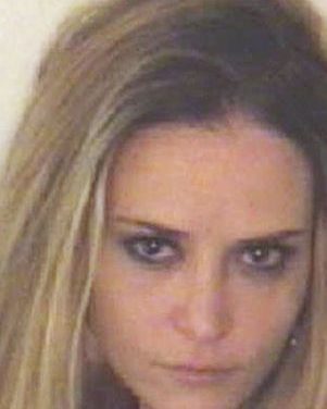 Arrestan a ex esposa de Charlie Sheen por posesión de droga