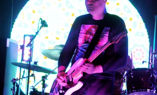 Billy Corgan de Smashing Pumpkins abre su propio salón de té