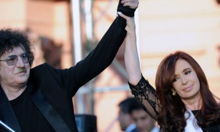 Charly García canta el himno argentino en recital junto a Cristina Kirchner