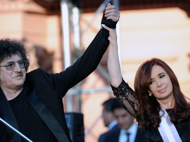 Charly García canta el himno argentino en recital junto a Cristina Kirchner