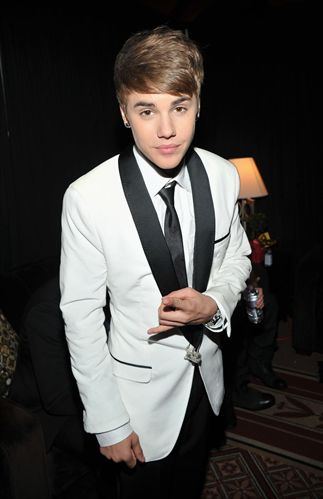 Justin Bieber se tatúa a Jesús en su gemelo
