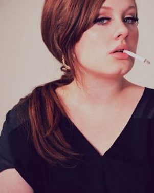Critican a Adele por seguir fumando a pesar de cirugía