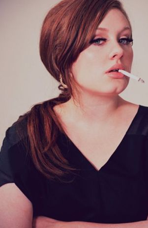 Critican a Adele por seguir fumando a pesar de cirugía