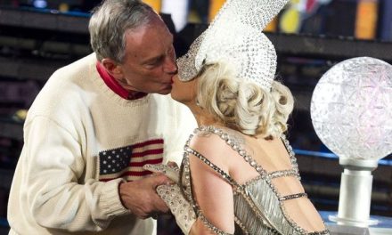 Alcalde Michael Bloomberg de NY dice que su novia besa mejor que Lady Gaga
