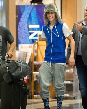El llamativo look de Justin Bieber en el aeropuerto de LA