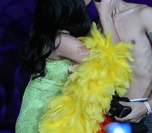 Katy Perry besó a fanático en Indonesia
